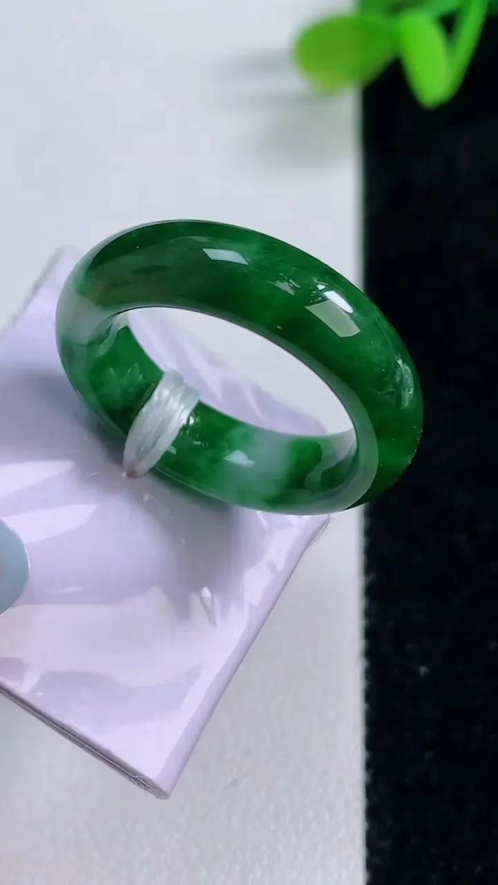 天然A货翡翠指环戒指，尺寸12.6-5.6-3.4，重量:5.64g2025年11月21日
工厂直销