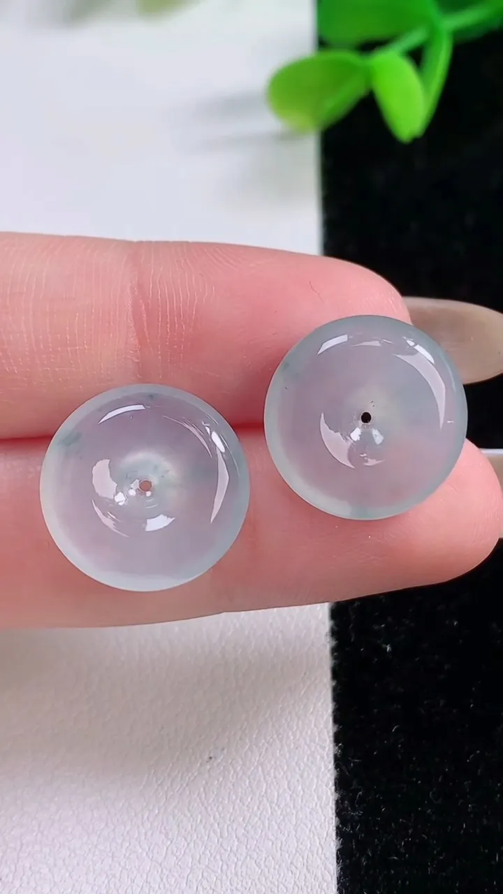 天然A货翡翠冰种飘花平安扣吊坠一对，尺寸15.5-4.8，重量:5.31g
11月21日