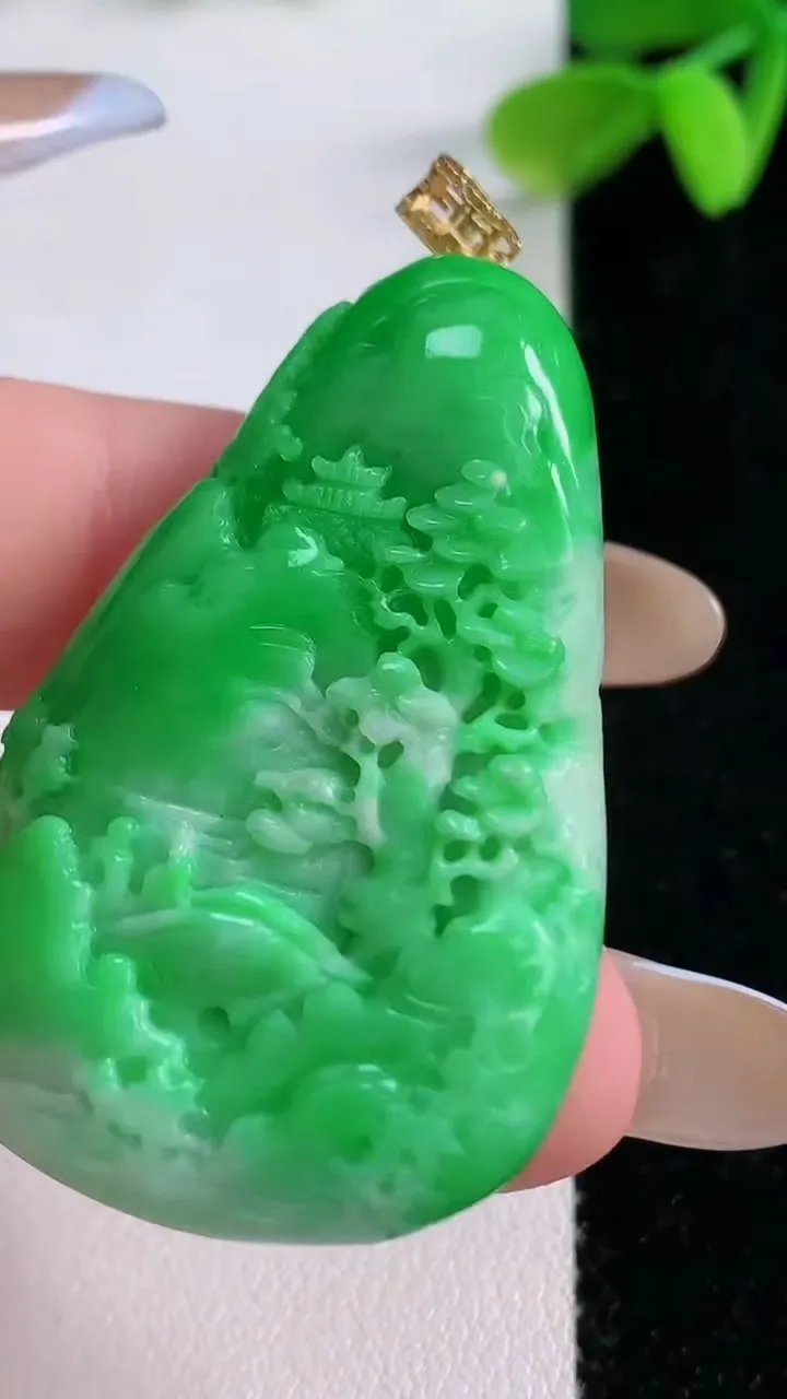 天然A货翡翠山水牌吊坠，尺寸44.6-29.3-7，重量:18.96g
11月21日