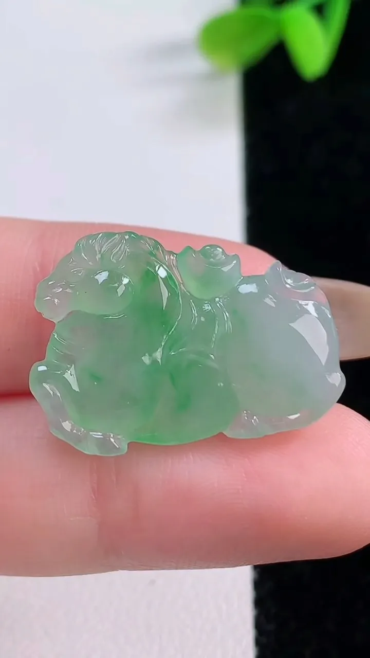 天然A货翡翠生肖马吊坠，尺寸18-25-5，重量:3.69g
11月21日