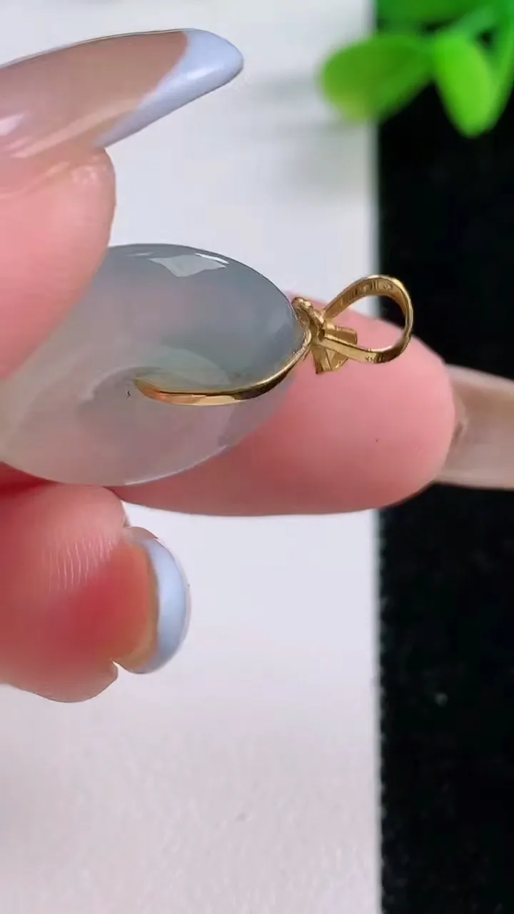 天然A货翡翠种飘花平安扣吊坠，尺寸20-5.5，重量:4.60g
11月21日