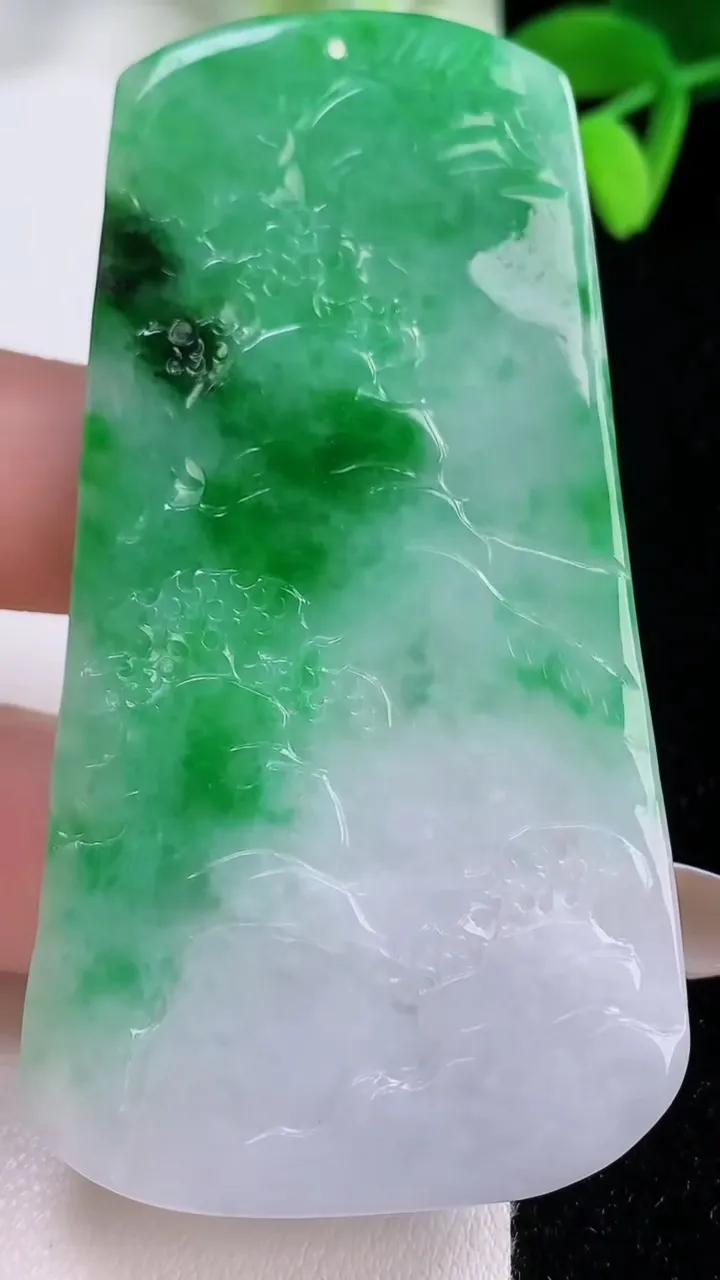 天然A货翡翠山水牌吊坠，尺寸69.5-37-5.7，重量:33.57g
11月21日