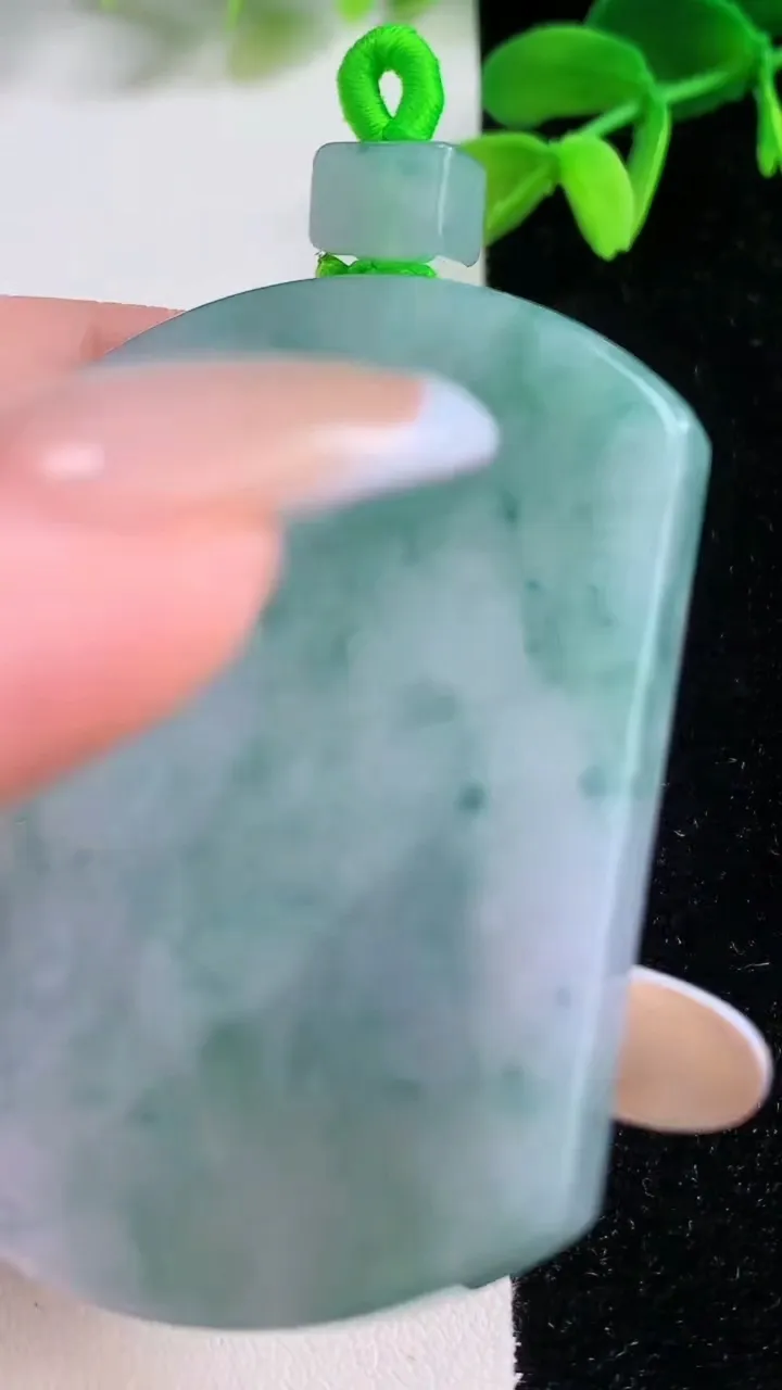 天然A货翡翠飘花无事牌吊坠，尺寸55.8-41.2-5.5，重量:39.33g
11月21日