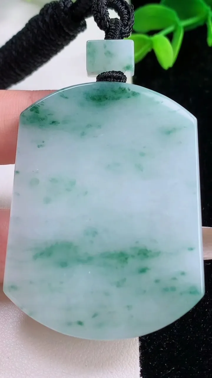 天然A货翡翠飘花无事牌吊坠，尺寸52.4-39.6-5.5，重量:39.33g
11月21日