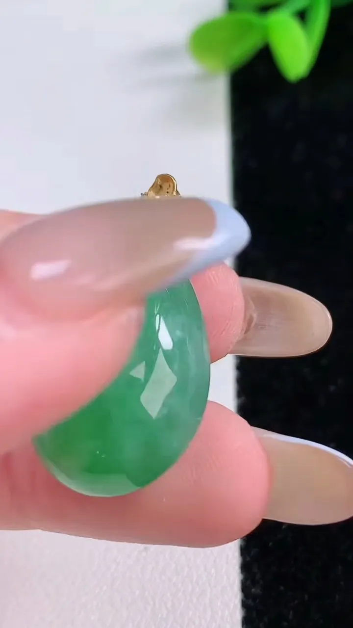 天然A货翡翠水滴吊坠，尺寸23-10-10.2，重量:6.35g
11月21日