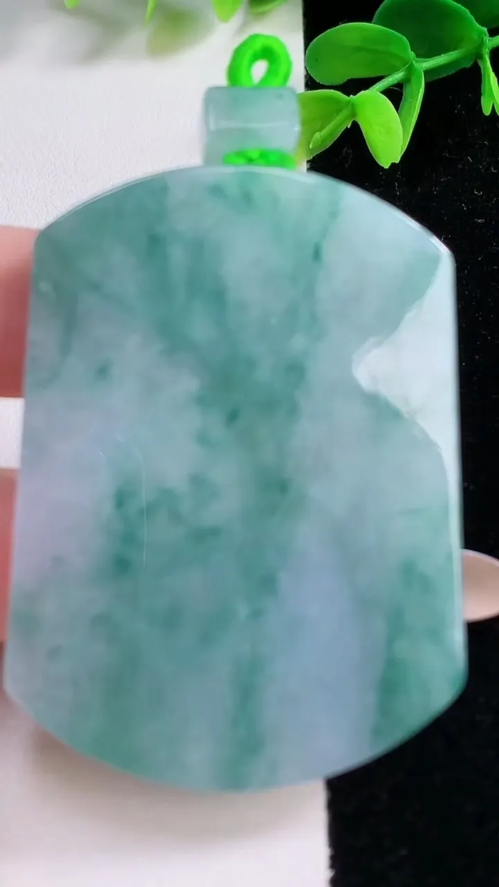 天然A货翡翠飘花无事牌吊坠，尺寸55.8-41.2-5.5，重量:39.33g
11月21日