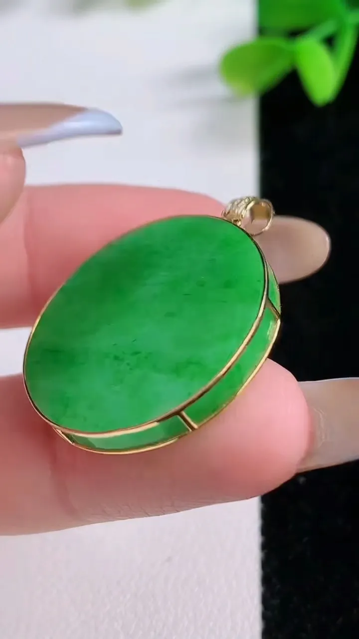 天然A货翡翠无事牌吊坠，尺寸24.8-3.3，重量:5.38g
11月21日