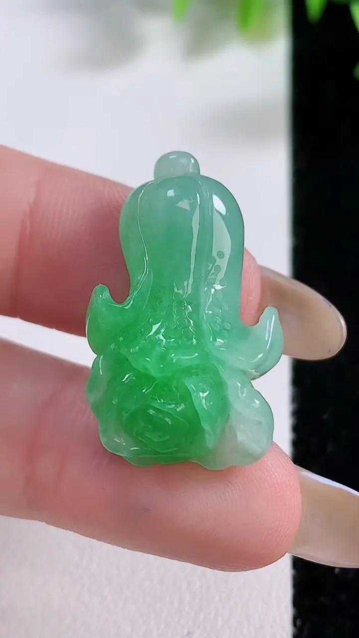 天然A货翡翠白菜吊坠，尺寸28.3-17.2-8.4，重:5.72g
11月22日