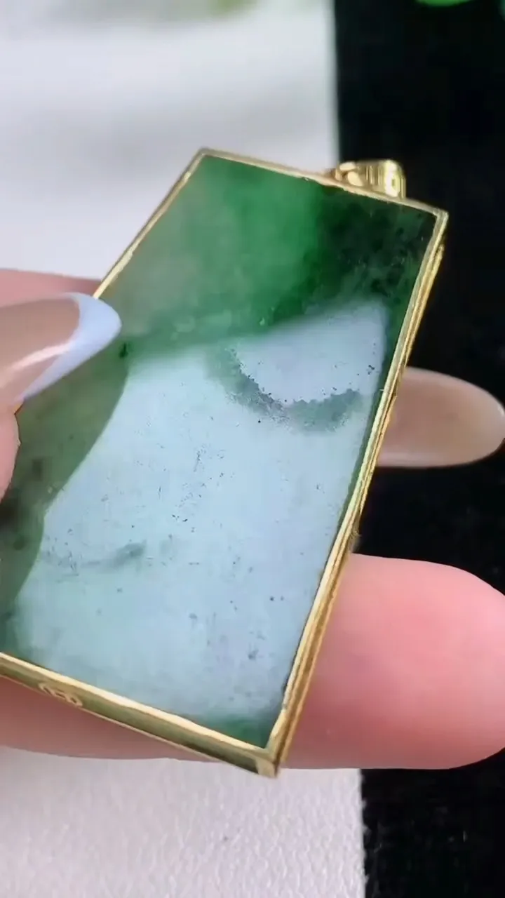 天然A货翡翠无事牌吊坠，尺寸41.6-27.4-3.5，重:10.60g
11月22日