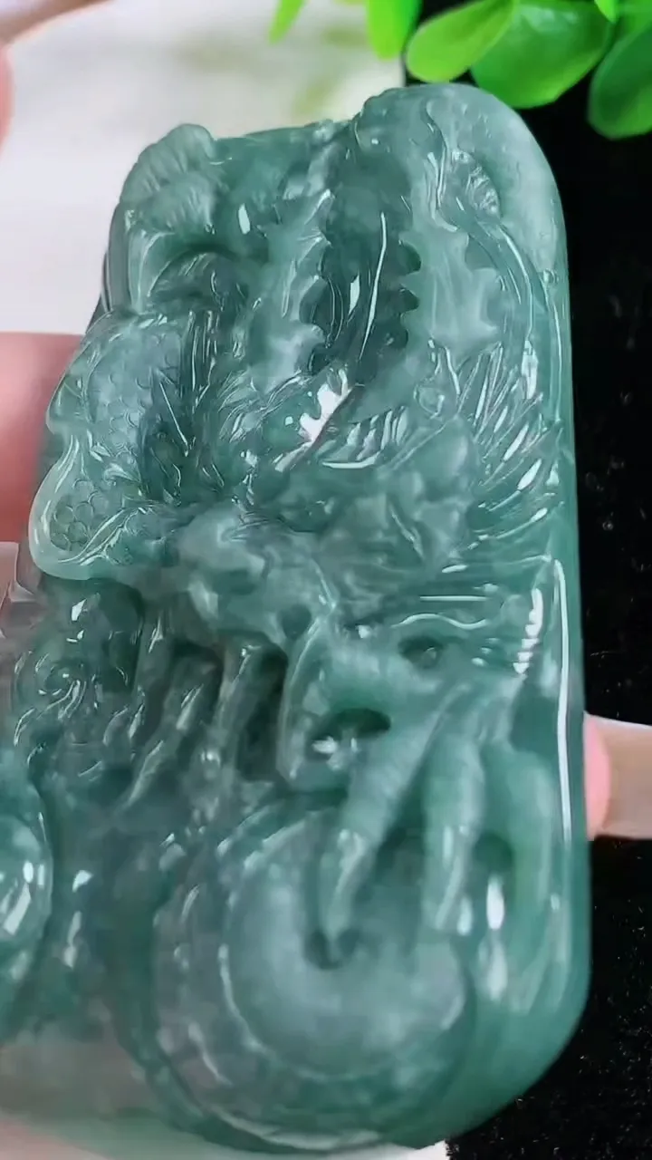天然A货翡翠龙牌吊坠，尺寸83.5-46.6-10.5，重:80.97g
11月22日