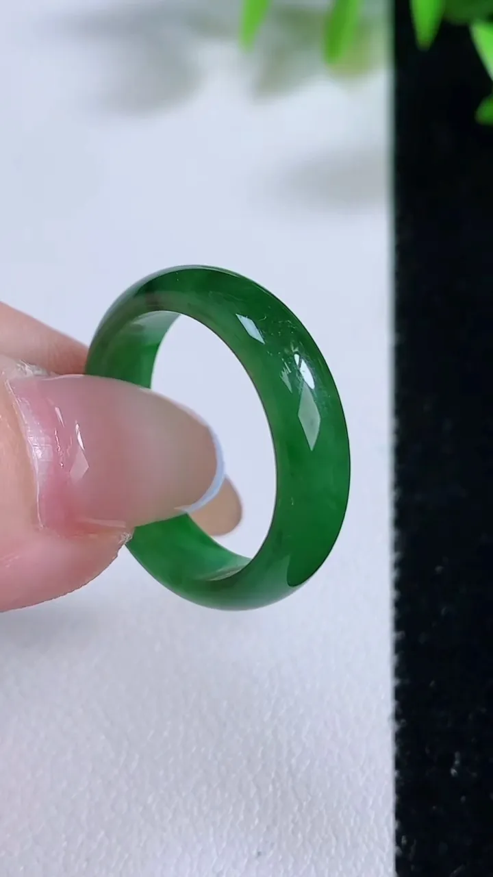 天然A货翡翠指环戒指，尺寸18.7-6-3，重:2.89g2025年11月22日
工厂直销收藏佳品,种好水足，色泽均匀，有种有色，上手高大气！