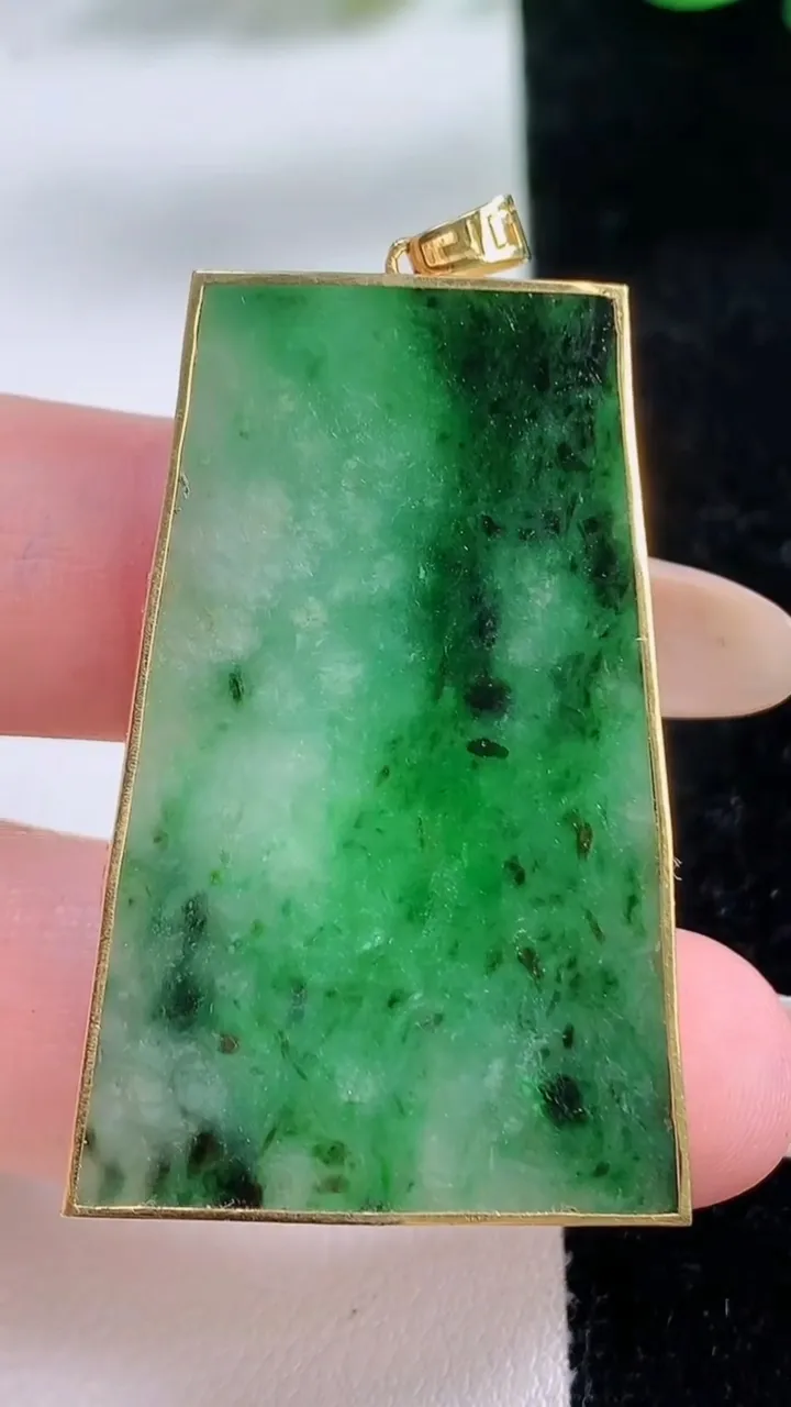 天然A货翡翠无事牌吊坠，尺寸41.6-27.4-3.5，重:10.60g
11月22日