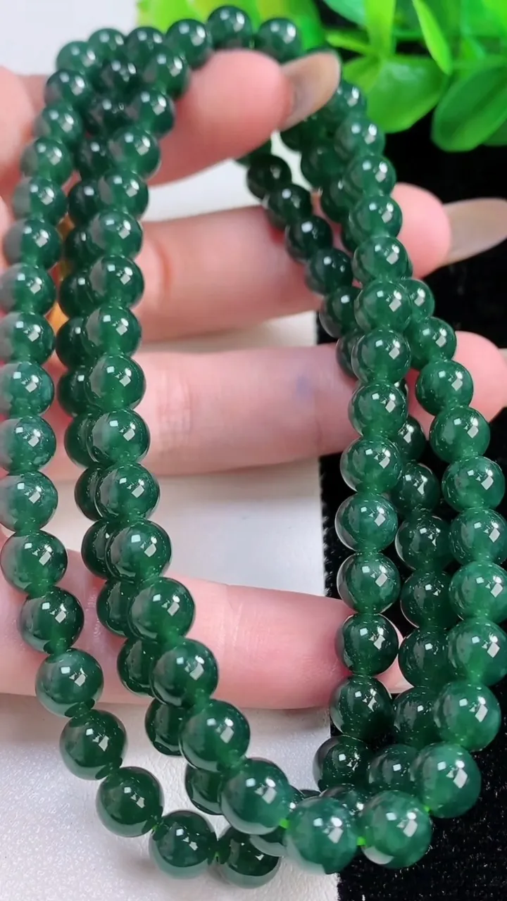 天然A货翡翠圆珠项链，尺寸6.8-108颗，重:57.47g
11月22日