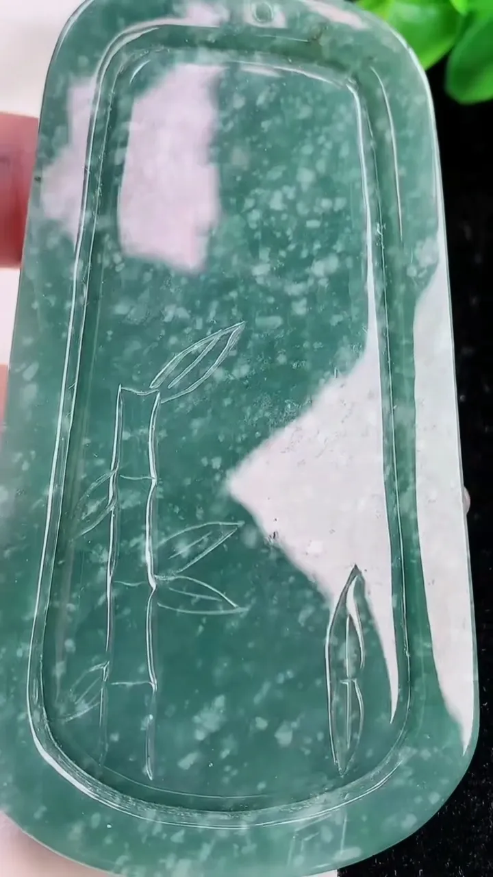 天然A货翡翠龙牌吊坠，尺寸83.5-46.6-10.5，重:80.97g
11月22日