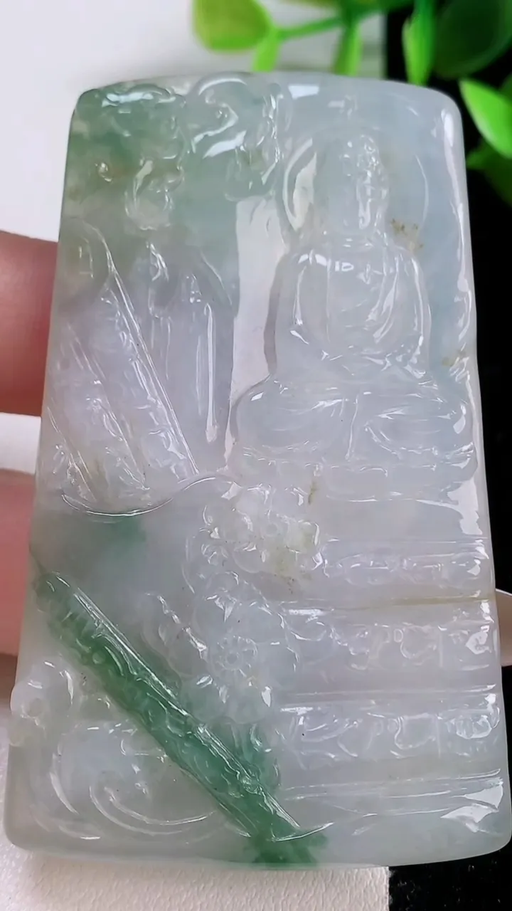 天然A货翡翠大日如来吊坠，尺寸67.5-41.3-5.4，重:36.96g
11月22日