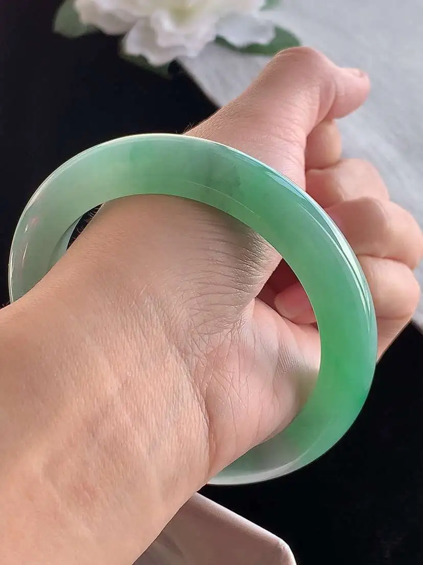 a货翡翠老坑冰种飘绿厚装正装正圈手镯60-61大圈口  尺寸60.8×11×10.8mm 1121