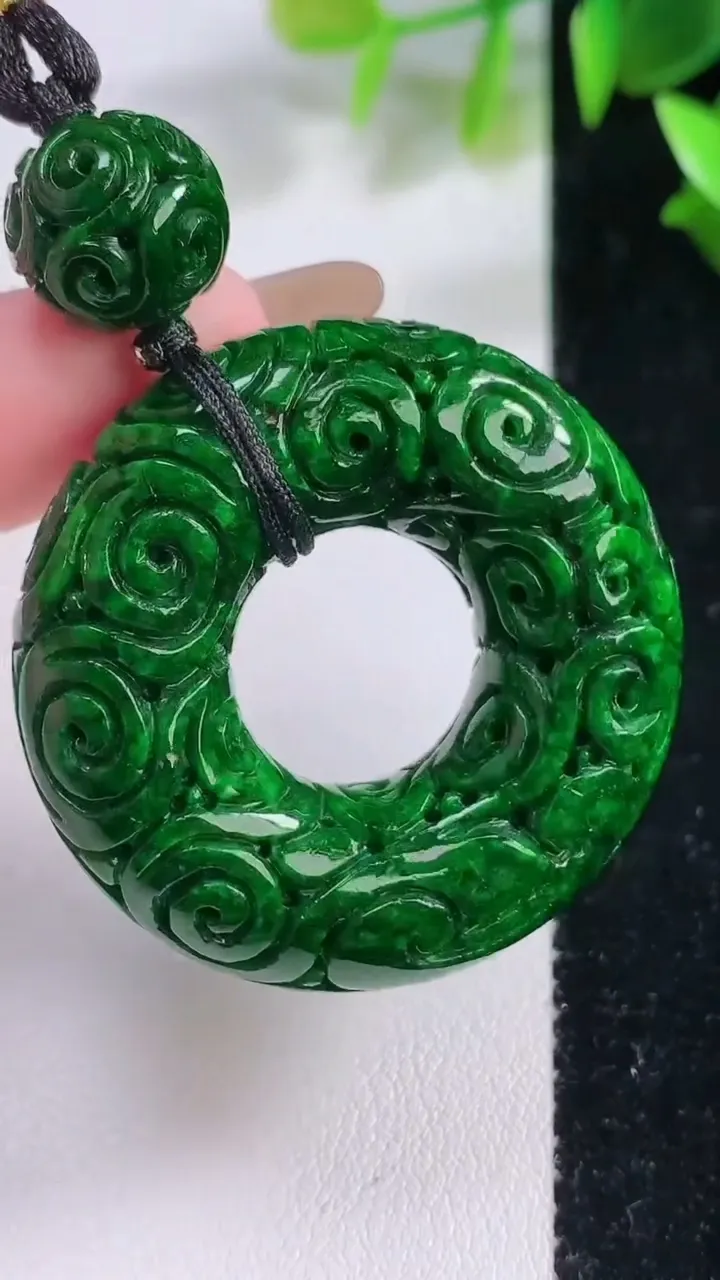 天然A货翡翠雕花平安环吊坠，尺寸37.9-11.2，重:30.95g
11月22日
