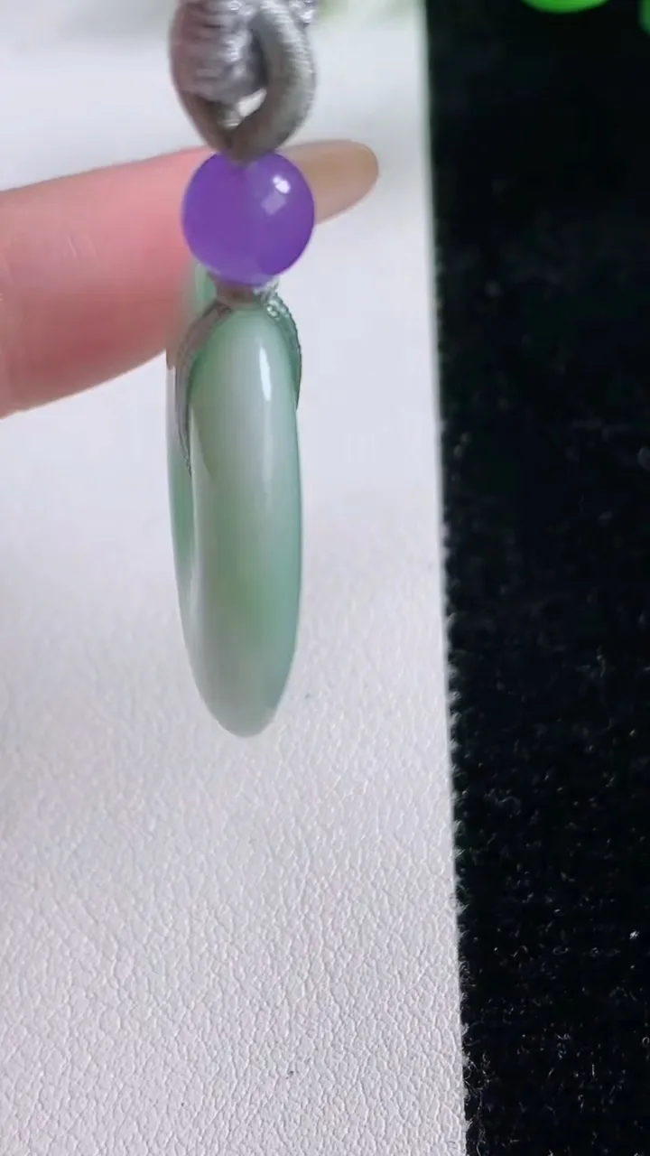 天然A货翡翠平安扣吊坠，尺寸27.5-5.5，重:8.45g
11月22日