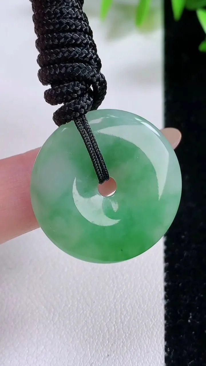 天然A货翡翠平安扣吊坠，尺寸26-4.1，重:5.77g
11月22日