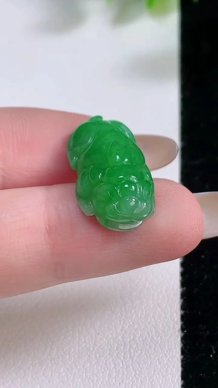 天然A货翡翠貔貅吊坠，尺寸22-12-7，重:3.30g
11月22日
