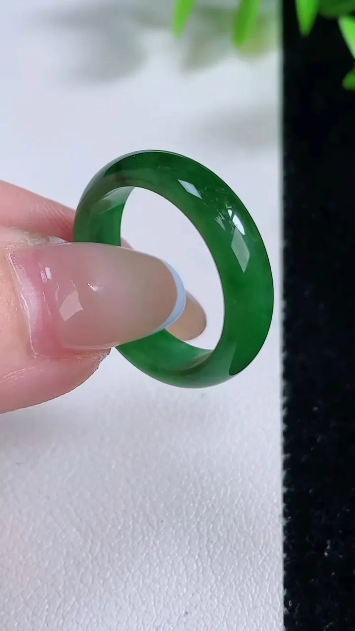 天然A货翡翠指环戒指，尺寸18.7-6-3，重:2.89g2025年11月22日
工厂直销收藏佳品,种好水足，色泽均匀，有种有色，上手高大气！