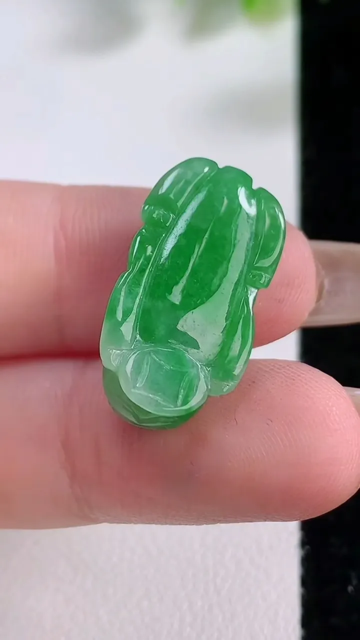 天然A货翡翠貔貅吊坠，尺寸22-12-7，重:3.30g
11月22日