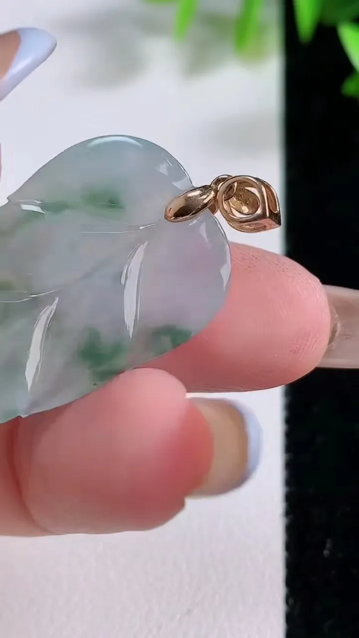 天然A货翡翠金枝玉叶 叶子吊坠，尺寸29-19.2-4，重:4.96g
11月22日