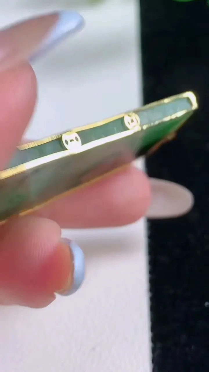 天然A货翡翠无事牌吊坠，尺寸41.6-27.4-3.5，重:10.60g
11月22日