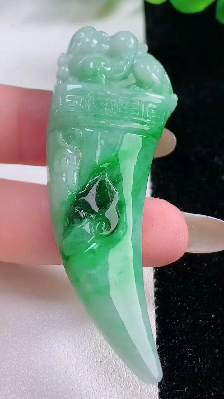 天然A货翡翠龙牙吊坠，尺寸66.6-24-11.5，重:25.58g
11月22日