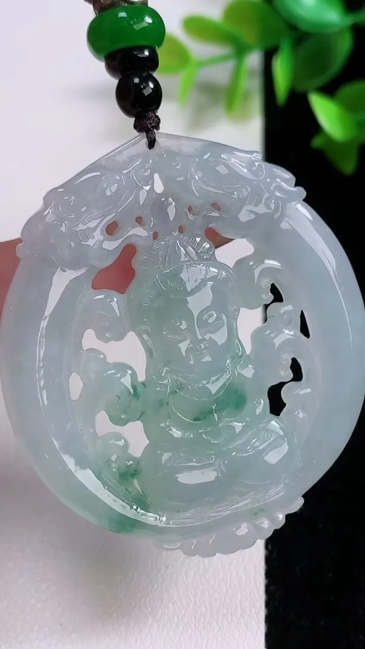 天然A货翡翠观音菩萨吊坠，尺寸52-45.5-6.3，重:23.40g
11月22日