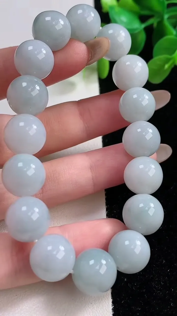 天然A货翡翠圆珠手串，尺寸12.1-16颗，重:50.42g11月22日
工厂直销收藏佳品,种好水足，色泽均匀，有种有色，上手高大气！