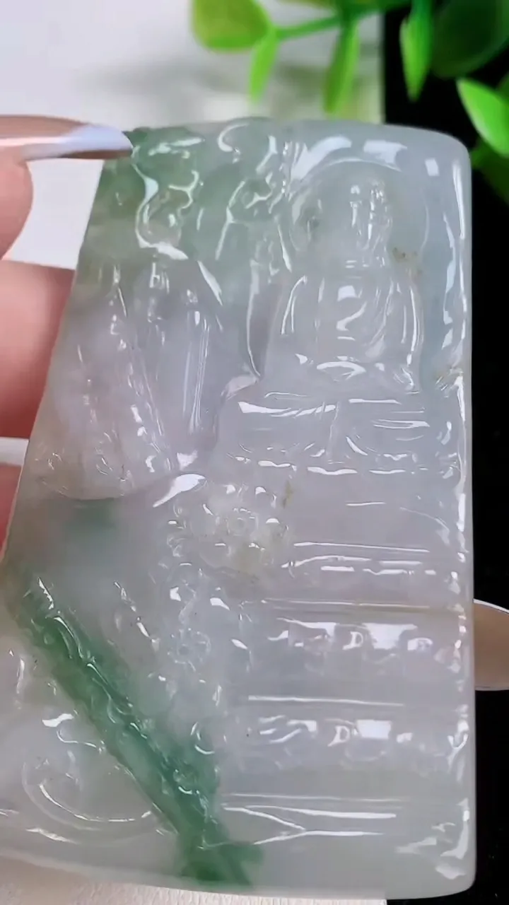 天然A货翡翠大日如来吊坠，尺寸67.5-41.3-5.4，重:36.96g
11月22日