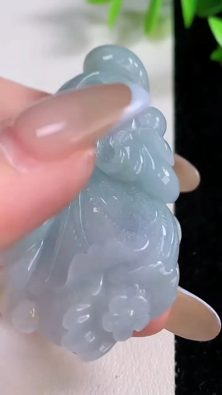 天然A货翡翠白菜吊坠，尺寸55.5-30.6-10.8，重:33.68g
11月22日