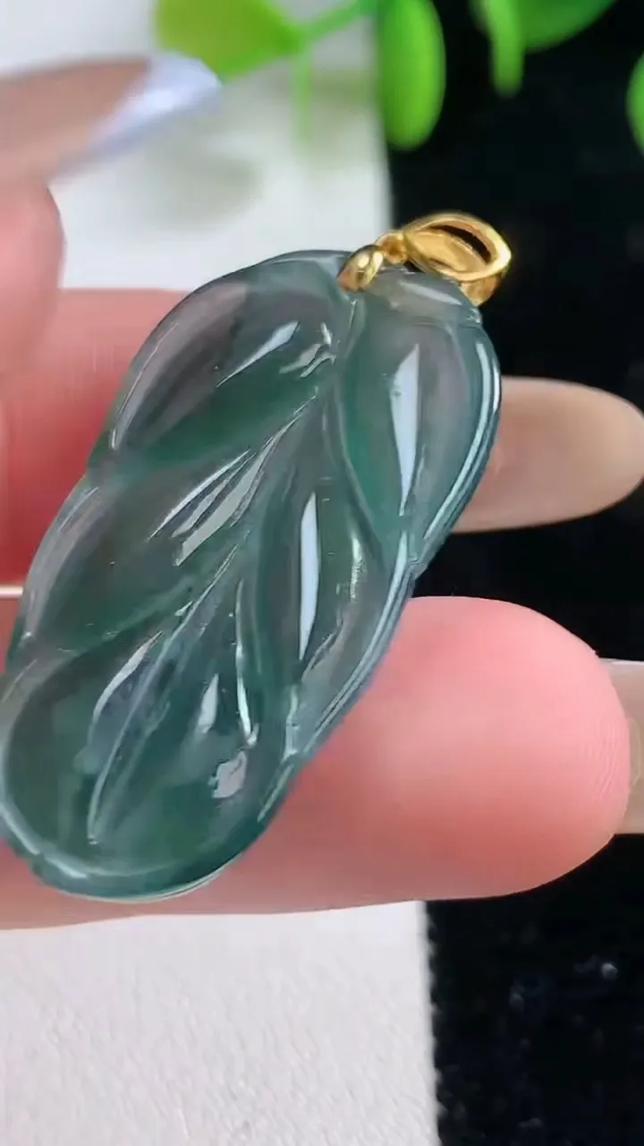 天然A货翡翠18K金蓝水金枝玉叶 叶子吊坠，尺寸33.2-16.9-4，重:4.97g
11月22日