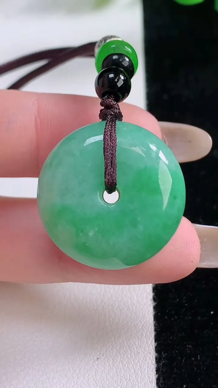 天然A货翡翠平安扣 路路通吊坠，尺寸24.6-11.3，重:15.88g
11月22日