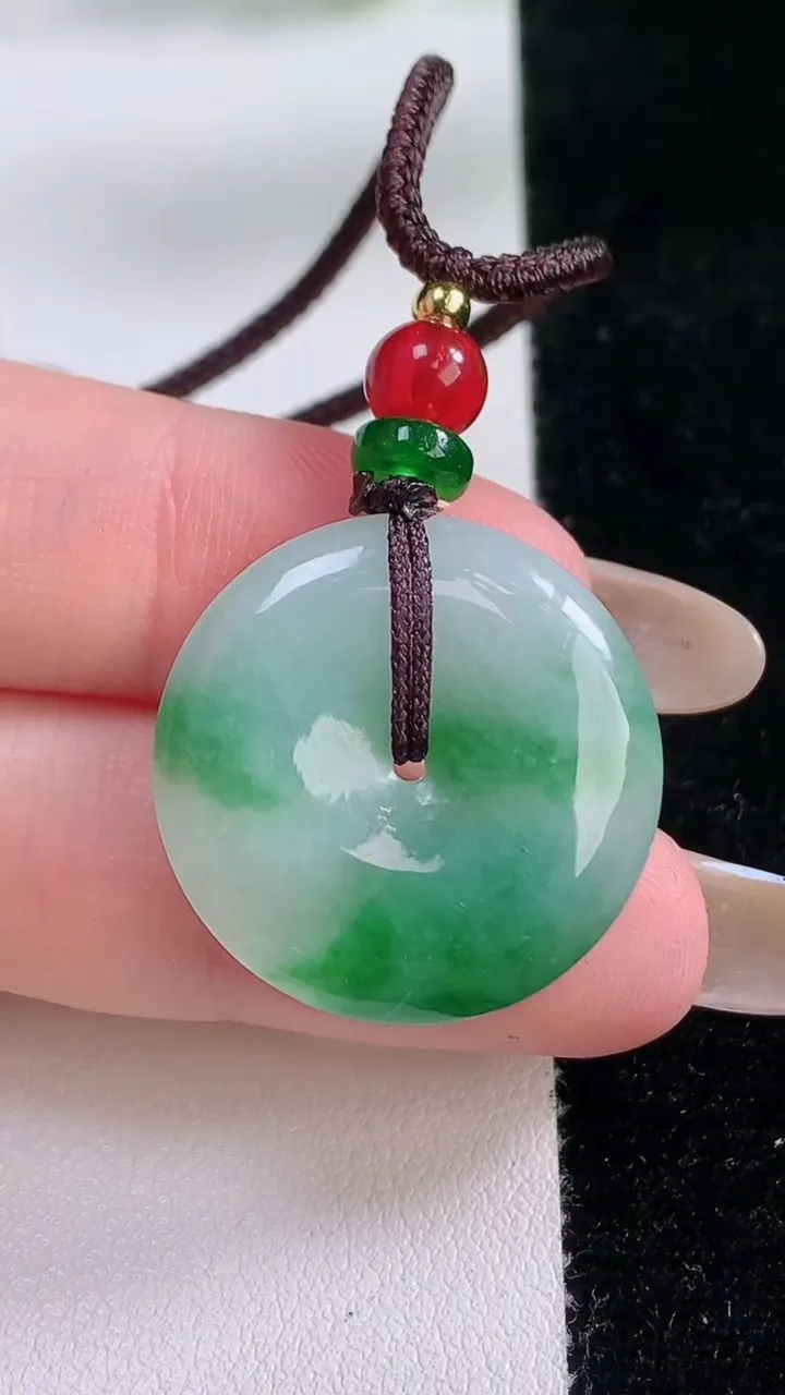 天然A货翡翠平安扣吊坠，尺寸24.5-4.8，重:5.70g
11月22日
