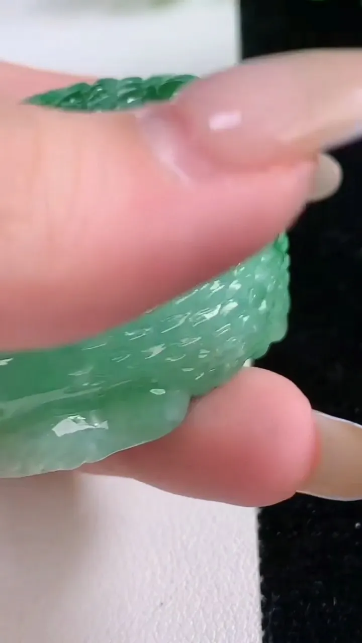 天然A货翡翠刺猬吊坠，尺寸59-36.5-28.3，重:96.25g
11月22日