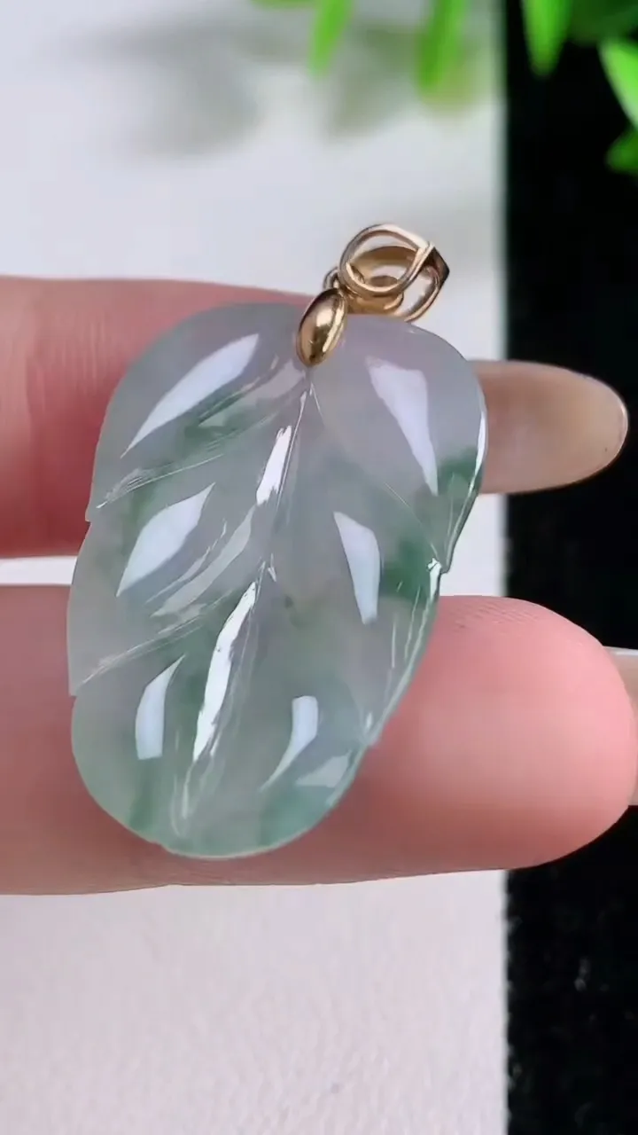 天然A货翡翠金枝玉叶 叶子吊坠，尺寸29-19.2-4，重:4.96g
11月22日