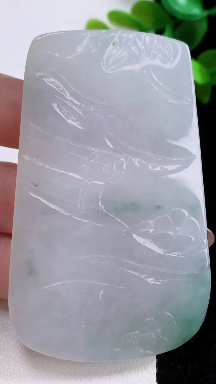 天然A货翡翠飘花山水大势至菩萨吊坠，尺寸71.6-45.3-6.2，重:49.24g
11月22日