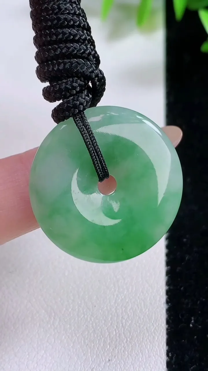 天然A货翡翠平安扣吊坠，尺寸26-4.1，重:5.77g
11月22日