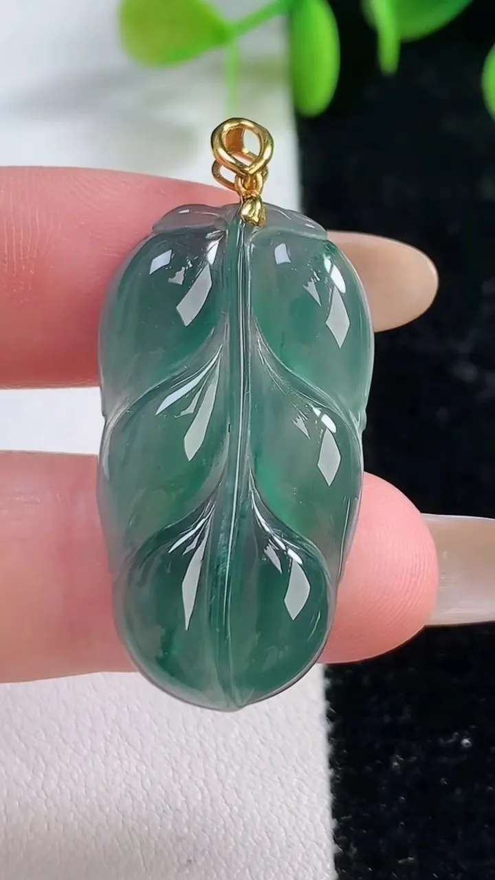 天然A货翡翠18K金蓝水金枝玉叶 叶子吊坠，尺寸33.2-16.9-4，重:4.97g
11月22日