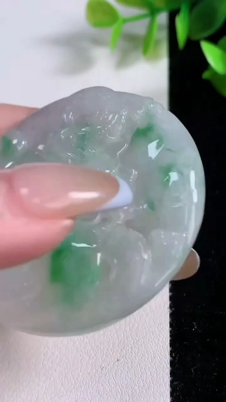 天然A货翡翠龙牌吊坠，尺寸51-46-6，重:27.36g
11月22日