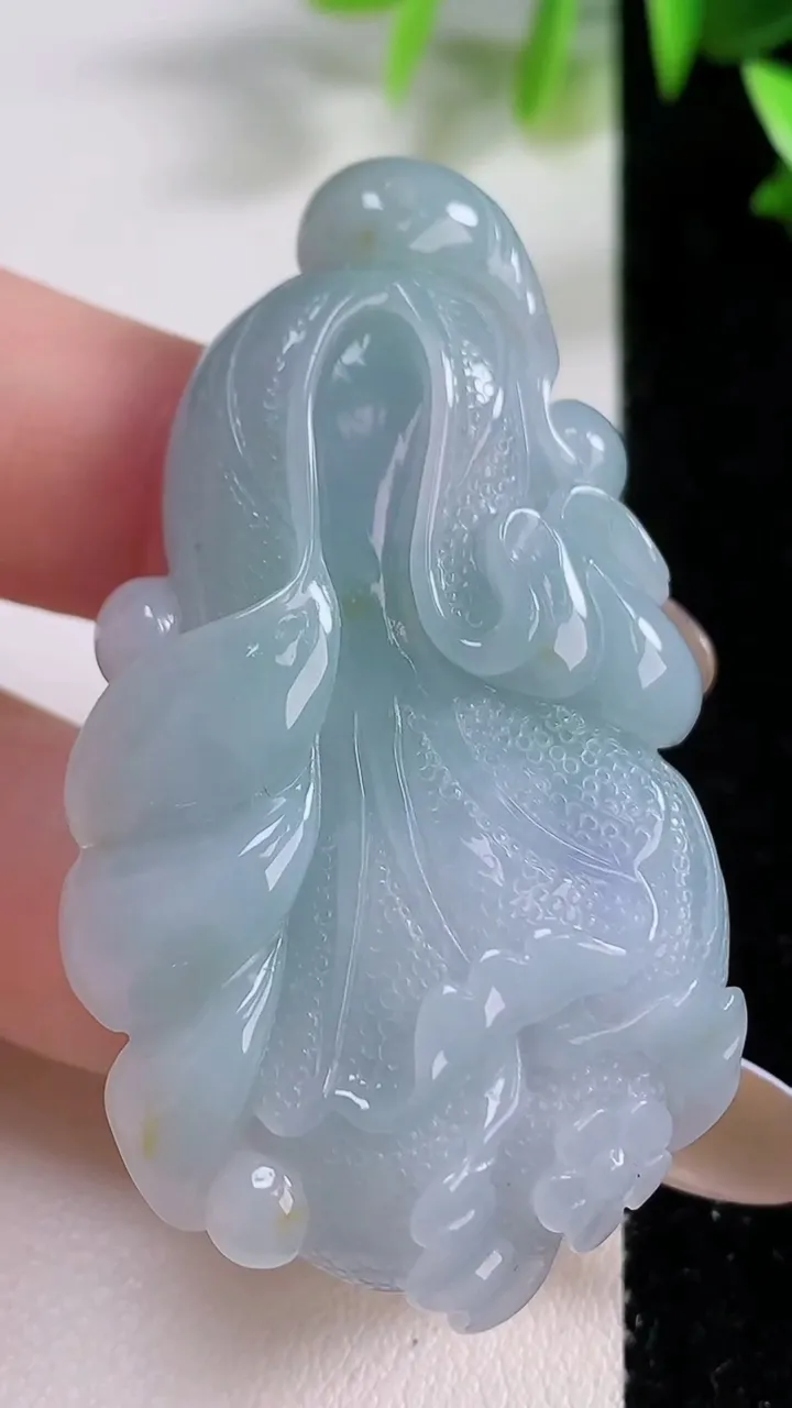 天然A货翡翠白菜吊坠，尺寸55.5-30.6-10.8，重:33.68g
11月22日