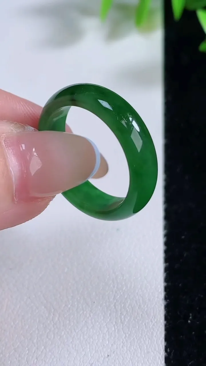 天然A货翡翠指环戒指，尺寸18.7-6-3，重:2.89g2025年11月22日
工厂直销收藏佳品,种好水足，色泽均匀，有种有色，上手高大气！