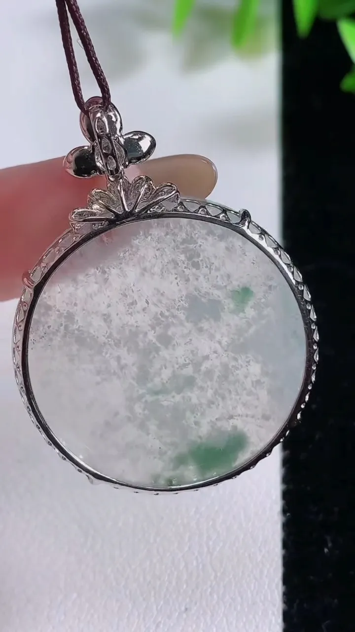 天然A货翡翠种飘花无事牌吊坠，尺寸39-29.3-4.5，重:6.39g
11月22日