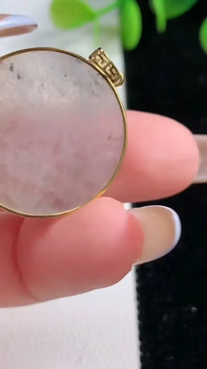 天然A货翡翠种白冰无事牌吊坠，尺寸26.8-24.7-2.1，重:3.27g
11月22日