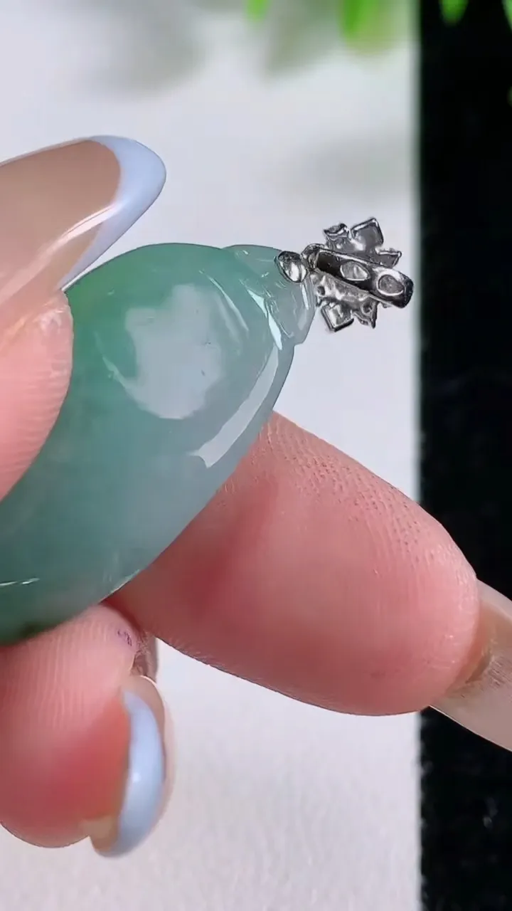 天然A货翡翠随形吊坠，尺寸36.5-14-9，重:7.04g
11月22日