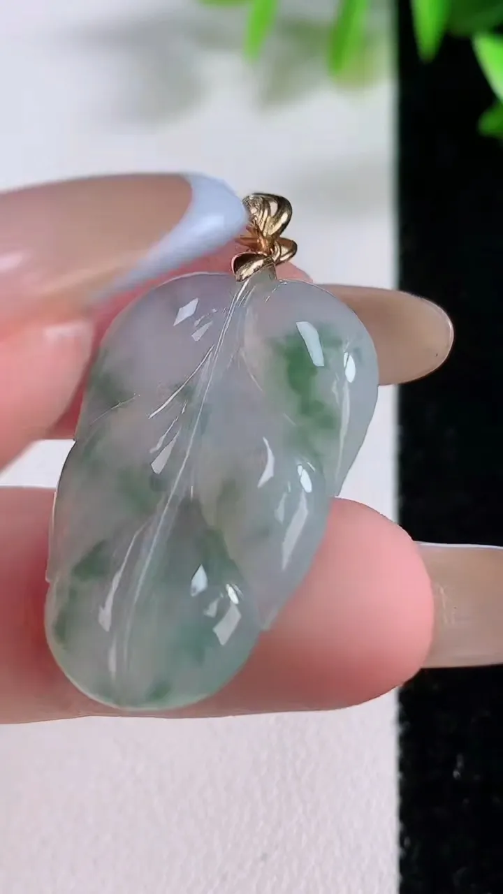 天然A货翡翠金枝玉叶 叶子吊坠，尺寸29-19.2-4，重:4.96g
11月22日