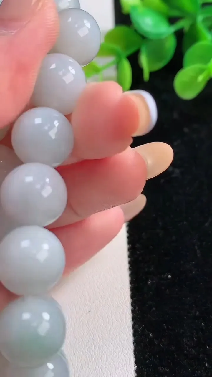 天然A货翡翠圆珠手串，尺寸12.1-16颗，重:50.42g11月22日
工厂直销收藏佳品,种好水足，色泽均匀，有种有色，上手高大气！