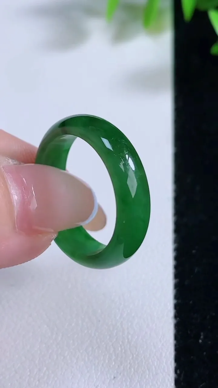 天然A货翡翠指环戒指，尺寸18.7-6-3，重:2.89g2025年11月22日
工厂直销收藏佳品,种好水足，色泽均匀，有种有色，上手高大气！